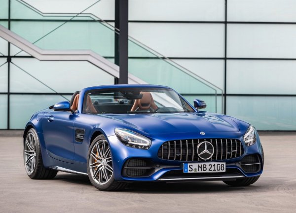 И тук версията "роудстър" на модела е най-скъпа - 263 815 лв. За тази сума получавате спортен автомобил, който можете да карате без покрив. Двигателят е 4,0-литров битурбо V8 с мощност 567 к.с. Той позволява развиване на максимална скорост от 316 км/ч и ускорение от 0 до 100 км/ч за 3,7 секунди.

