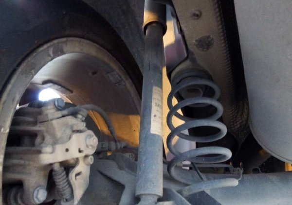 Окачването на Polo е просто и издръжливо, а частите са евтини и широко достъпни. При кормилното управление най-често дефектира капризният електрически сервоусилвател. Слабите места на спирачната система са сензорите на вакуумния усилвател, като рядко се срещат и повреди с антиблокиращата система (ABS).
