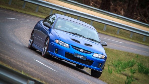 Monaro е спомен от времето, когато в Австралия се създаваха коли за местния пазар, а климатичните промени бяха важни само за Ал Гор. Естествено, връзката с местния шампионат Суперкарс идва с V8 двигателя и задното задвижване, както и механичната трансмисия. Колата се е продавала и с автоматик за тези, които обикновено не успяват да вземат нито едно правилно решение в живота си.
