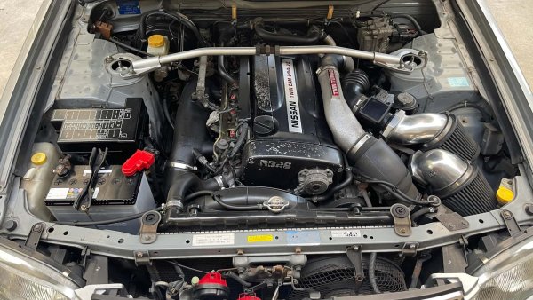 Ключовите компоненти на суперколата са трансплантирани в ъгловата каросерия. Има същия легендарен 2,6-литров редови шестцилиндров двигател RB26DETT с два турбокомпресора (280 к.с.) и системата за задвижване на всички колела ATTESA E-TS с активно разпределение на въртящия момент. 