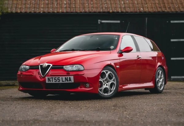 Ексцентричните италиански красавици се свързват преди всичко с удоволствието от шофирането и едва на второ място с гъвкавостта и практичността. Историята обаче познава подобни многофункционални „Алфи“. Първата е великолепната 156 GTA.