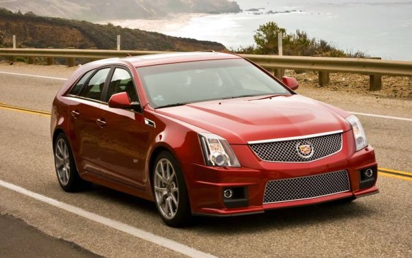 Имиджът на американска премиум марка трудно се вписва в комбитата. В продължение на десетилетия Cadillac произвежда огромни седани и купета, но в края на 90-те години открива SUV сегмента, а в началото на следващото десетилетие радикално променя дизайна и инженерната си концепция. 