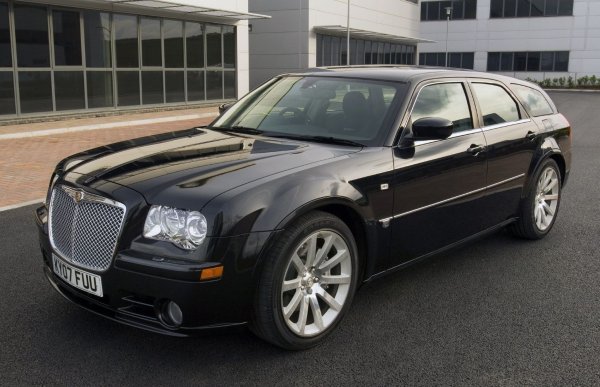 През новото хилядолетие американците най-накрая преминаха към кросоувъри и SUV от всякакъв вид, губейки интерес към комбитата. Въпреки това Chrysler продължава да предлага товаро-пътнически версии на седаните Chrysler 300C и Dodge Charger (вариант на последния се нарича Magnum). Освен това производителят не спести и създаде екстремни модификации на SRT-8 в съответствие с всички традиции на отвъдморската култура.