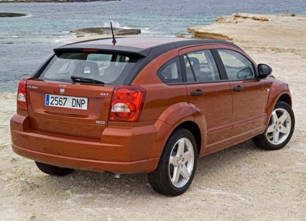 Появата на този странния Dodge Caliber (нито е хечбек, нито е кросоувър) идва в доста смутни времена. По това време концерните Chrysler и Daimler вече обмислят развод. Това обаче води да удивителна колаборация, тъй като въпреки типичната си американската външност, от гледна точка на техниката Caliber е чистокръвен „японец“.