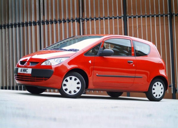 И двата автомобила се произвеждат в завода NedCar в Холандия, като разделят двигатели и роботизирана скоростна кутия. За разлика от Colt  обаче германският модел се задържа на конвейера само до 2006 година и бе изпратен в пенсия.