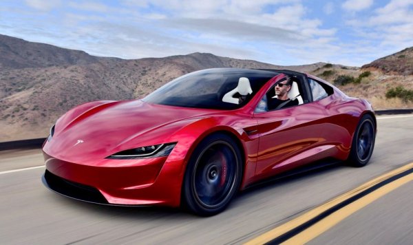 Разбира се, бизнес портфолиото му включва и Tesla, която проектира, произвежда и продава изцяло електрически автомобили от 2003 година. Едва ли има нужда от особени обяснения колко е влиятелен в автомобилната индустрия. Илон Мъск и неговите електрически модели я промениха веднъж завинаги. Той е човекът, който наложи електромобила като престижна и бляскава стока, вместо като инженерен напън за пестене на енергия и емисии, каквито бяха предишните опити в тази посока.