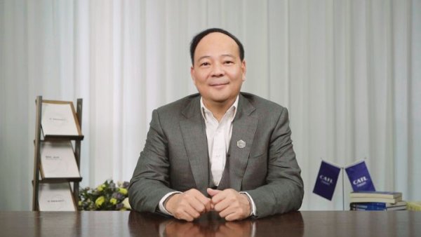 Името Робин Цанг (или Зенг, както го изписват мнозина, объркани от странностите на китайското произношение)  вероятно за мнозина не говори нищо. Но той е основател и президент на Contemporary Amperex Technology . И дори това не ви говори нищо, то съкращението ще реши всичките ви въпроси. Това, разбира се, е CATL, най-големият доставчик на батерии за електрически превозни средства в света.
