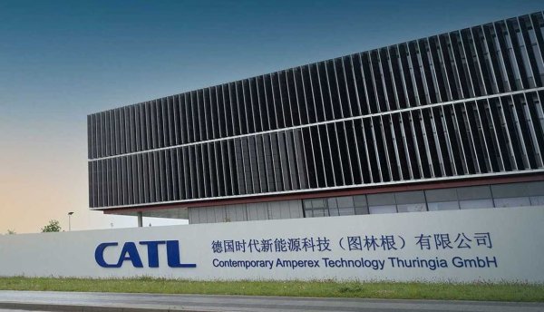 CATL, която беше листвана на фондовата борса в Шенжен през 2018, доставя батерии на производители като BMW, Volkswagen, Geely и куп други.
Цанг притежава докторска степен. от Института по физика на Китайската академия на науките и състоянието му според Forbes възлиза на 23,2 милиарда долара.  В ерата на електрическите коли какъв по-добър бизнес от производството на батерии за тях?