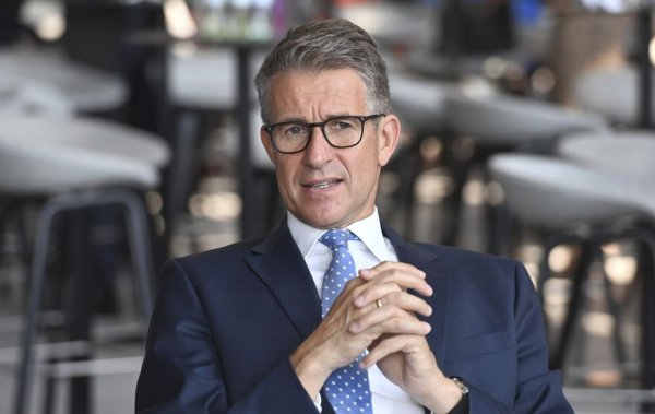 Щефан Квант притежава 23,6% от BMW, а сестра му Сузане Клатен - 19,1%. С общо 42,7% в тях е и хлябът, и ножът.
Щефан и Сузане са деца на индустриалеца Херберт Квант, който изгражда баварската марка и я утвърждава като един от най-добрите производители на луксозни и спортни автомобили в света. Разбира се, таткото е член на партията на Хитлер и мнозина вярват, че той е спасил BMW благодарение на нацистите. Но тази тема отдавна вече не е актуална. 
