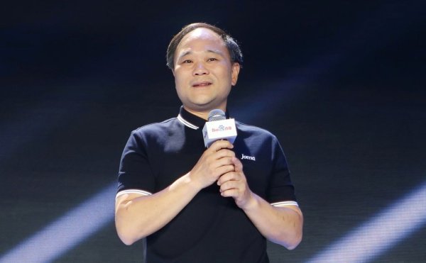 Ерик Ли, което е "западна" версия на името Ли Шуфу, е председател на Geely Automobile Holdings, един от най-големите автомобилни производители в Китай и един от малкото, които не се контролират от държавата. Макар това последното да е донякъде под въпрос. Той непрекъснато разширява своята група, чието портфолио включва Volvo, Polestar, Zeekr, Lotus, Smart, като същевременно има значителен дял и в Aston Martin. И в Mercedes. Също така е активен в конструирането и производството на мотоциклети с голям успех.
