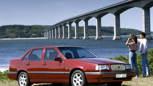 Volvo 850 беше радикална промяна за своя производител и това включваше гама от петцилиндрови двигатели. Марката нямаше собствен дизел с този брой цилиндри, така погледна към Volkswagen Group и 2,5-литровата "петица" на Audi.
Пътни тестове показаха, че моторът на Volvo не е толкова усъвършенстван, както при Audi. Ускорението от 0 до 100 километра в час за 10 секунди не беше постижимо в 850. 
Същият двигател беше пренесен в първото и второто поколение на V70, преди Volvo най-накрая да представи своя собствен петцилиндров турбодизелов двигател D5 през 2002 година.