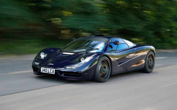 Знае се, че това е един много бърз, мощен и способен автомобил. Но това далеч не е всичко &ndash; F1 направи най-великата самостоятелна стъпка при серийните динамични автомобили, която някога е правена или ще бъде правена. И го прави с място за трима души и техния багаж и уникално красив силует. Както и с победа в 24 часа на Льо Ман при първото си стъпване на пистата.