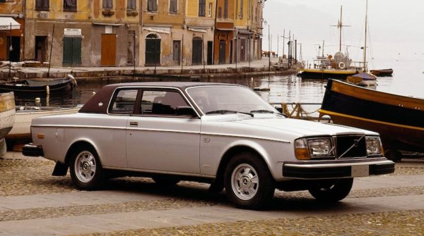 Легендата разказва, че когато Хенри Форд II пристига в Швеция, за да види авангардния завод на Volvo в Калмар, екипът му използва Lincoln Continental Mark IV, за да се придвижва наоколо, като шведите са толкова впечатлени, че решават да създадат своя собствена версия - глупава идея, която поражда глупава кола.

Историята гласи, че Volvo не са правили глинен модел и това е твърде лошо; може би ако бяха направили такъв, щяха да спрат това бедствие в зародиш. За да създаде този автомобил, Volvo изпраща няколко купета 262 GL на Bertone в Италия, която премахва няколко сантиметра от линията на покрива и прави колата неизползваема за хора, по-високи от 180 см. Учудващо, около 6600 бройки от тази кола са изградени за период от пет години. Явно има много ниски хора с лош вкус.
