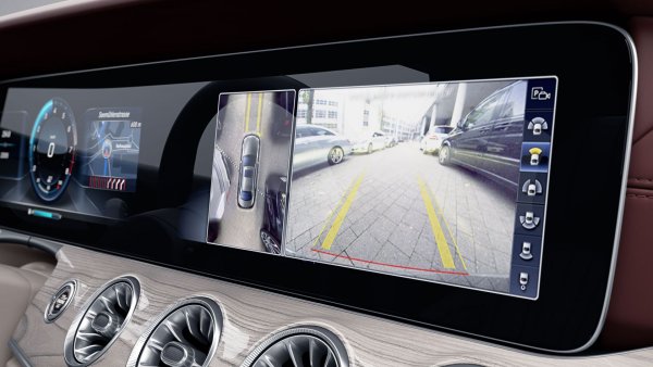 Помощните системи за паркиране вече са необходимост в много автомобили: аеродинамиката и регулациите за безопасност направиха колоните все по-дебели, а амбициозните дизайнери изиграха своята роля, за да намалят видимостта. Датчиците за паркиране помагат, като звуковите сигнали показват колко далеч е препятствието. Особено сложните сензори работят с високоговорителите на звуковата система, а също така разграничават препятствията отляво и отдясно.
Камера за обратно виждане, която показва какво се случва зад автомобила - с най-високата възможна резолюция - предлага още по-голямо удобство. За съжаление, камерите често са обвързани със скъпи навигационни пакети, въпреки че малките коли вече са оборудвани с големи цветни сензорни екрани.
Една самостоятелна тема са автоматичните системи за паркиране, които насочват колата в паркомястото. Това, което звучи като глупав трик, може да бъде много полезно - системите обикновено прибират колата в тесни пролуки при това без да я оставят накриво, без драскотини по джантите и без изпотяване.
Оценка: доста практично