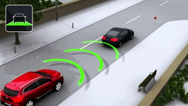 Това ни отвежда до електронните системи за асистенция, които стават все по-популярни от страна на производителите (защото носят пари и позволяват диверсификация), но също така карат хората да спрат да развиват уменията си зад волана.
Пример за препоръчителна помощна система е асистентът за аварийно спиране, който използва камери или радарни сензори за идентифициране и предупреждение за препятствия и дори иницииране на аварийно спиране при спешни случаи. Тази система е много разумна инвестиция. До 30 км/ч сблъсъците отзад могат да бъдат напълно предотвратени или поне щетите да бъдат ограничени. По-сложните системи разпознават също пешеходци и велосипедисти.
Оценка: задължителна екстра