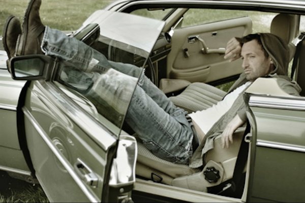 Същото важи и тук: ако пътувате много и/или сте особено високи, малки или тежки, ще оцените силно ако воланът и седалката могат да се регулират прецизно. Всъщност регулируемата шофьорска седалка в 12 посоки обикновено е забележимо по-удобна от модела, който се регулира само по височина и дължина, защото самата седалка обикновено е по-сложна. В случай на колебание, пробвайте да седнете, особено на определени спортни седалки - те често са по-тесни. Освен това трябва да планирате достатъчно време, за да настроите правилно работното място.
Оценка: доста практично