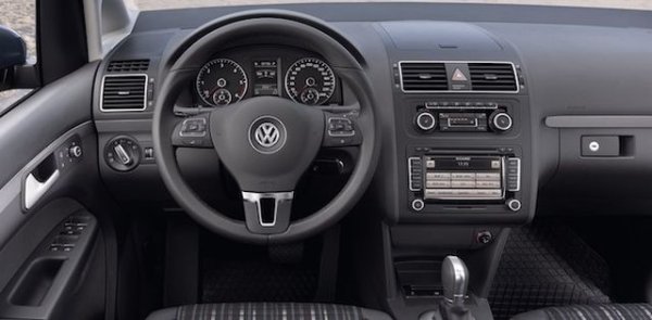 Освен отличните механични трансмисии, при Touran се предлагат два варианта на автоматика с двоен съединител DSG - 7-степенен и 6-степенен. При седемстепенния ресурсът е по-ограничен, но кутията е лесна за електронна диагностика и сама може да съобщи колко живот й остава. Шестстепенната DSG с мокри съединители има значително по-голям ресурс и не създава ядове. 
