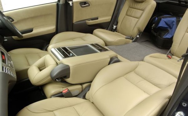 Изборът от двигатели не е особено голям. До фейслифта през 2007 се предлагаше 1.7 VTEC със 128 конски сили, който после бе заменен от по-надеждния 1.8 VTEC със 140 коня. Това е и единственият мотор, който се комбинира с 5-степенния автоматик на Honda. Освен това се среща и двулитровият бензинов К20A9, със 150 или 156 коня - агрегат с голям ресурс, ако не спестите от редовния реглаж на клапаните. 2.4-литровият бензинов K24A със 162 коня е доста издръжлив, но го има само при внесени от Северна Америка екземпляри. 
