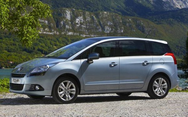 Днес 5008 е удължената версия на кросоувъра 3008, но в миналото си беше пълноценен миниван на същата платформа и със същата техника като споменатия вече Citroen C4 Grand Picasso. Версията на Peugeot обаче се появи по-късно, през 2009, и остана на пазара до 2017. И тя е дълга 4.50 метра, има салон с 5 или 7 места, и 680-литров багажник в петместния вариант. Но салонът е значително по-комфортен и оборудването е по-богато, отколкото при ситроена.
