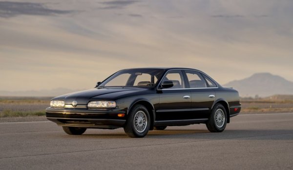 Дебютът на марката Infiniti, създадена от Nissan, почти съвпада с този на Lexus, чийто собственик е Toyota. Първия модел беше флагманът Q45, който само няколко месеца по-късно беше последван от по-малкия - M30. Същото направи Lexus с ES и последвалия го малко след това LS.

Моделът Q45 е базиран на Nissan President, като е сред най-сложните автомобили на времето си. Той разполага със задвижване на четирите колела и активна система за управление на шасито, каквато Mercedes представя цели 10 години по-късно.