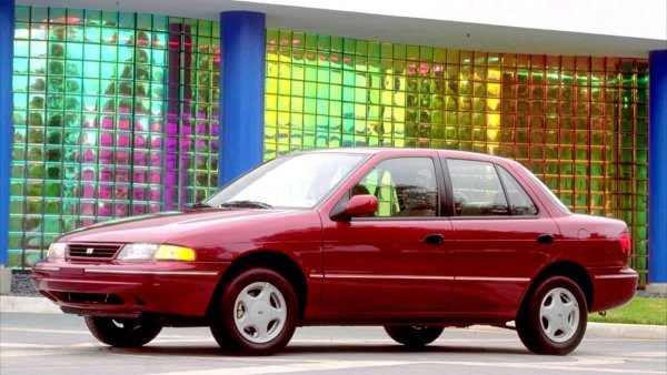 Не е лесно да се открие първия напълно "оригинален" модел на Kia. Корейската марка започва да прави автомобили през 70-те години, като те са по лиценз на Mazda. В крайна сметка се оказва, че дебютантът на корейския бранд е седанът Sephia, произвеждан от 1992 година.

Този модел се появи и на европейските пазари, където в наши дни Kia се радва на огромна популярност. И със сигурност повечето клиенти на марката са забравили, как тя започна своя живот в автомобилната индустрия.