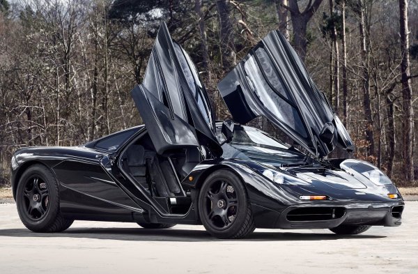 Този модел със сигурност се запомня лесно заради факта, че в продължение на 15 години беше най-бързият сериен автомобил на света, след като успя да развие 371,8 км/ч. Той се задвижва от монтиран в задната част V12 двигател на BMW.

McLaren F1 всъщност беше и единственият модел на компанията от Уокинг през цялата време на производство до 1998 година (ако не се брои SLR, който е разработен с Mercedes). Това продължи до 2010 година, когато се появи MP4 12C.