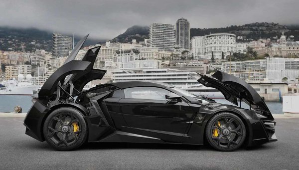 Това е може би единственият автомобил в тази галерия, който има шанс да бъде известен на широката публика. Въпреки производствената серия от само 7 бройки между 2012 и 2016 г. , Lykan HyperSport на компанията W Motors успя да си изгради име. Именно тази кола прескача между две сгради в Дубай във филма "Бързи и яростни 7", в ръцете на Вин Дизел.

Проектиран в Бейрут, преди компанията да се премести в ОАЕ, този Lykan е оборудван с шестцилиндров двигател на Porsche, увеличен до 750 к.с. и 1000 Нм от немския тунер RUF. W Motors е до голяма степен отговорна за производството на екстремния хиперавтомобил. Твърди се, че максималната скорост е 390 км/ч, а времето за ускорение до 100 км/ч - под 3 сек.
