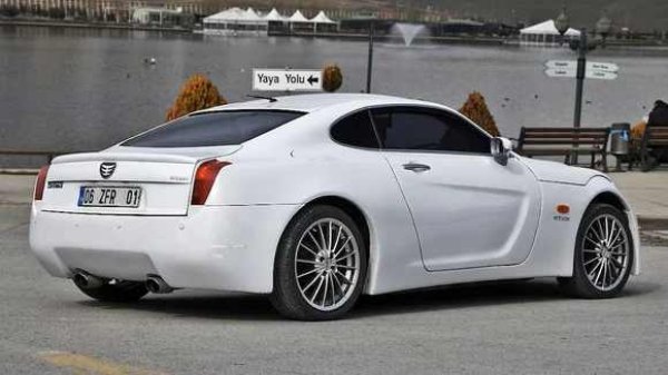 Подобно на мнозина малки компании, марката се обръща към големи производители за задвижването на модела, но избраните двигатели са толкова разнообразни, колкото и изненадващи. Кой би могъл да предвиди, че под (фибростъкления) капак на колата ще откриете двигателя 1.5 dCi на Renault, увеличен до 125 к.с., редови шестцилиндров дизелов на BMW с обем 3.0 литра и 225 к.с. и бензинов Volvo V6 с 272 к.с.?

В действителност, под капака на Zafer е потвърдено само съществуването на 1.5 dCi. Освен това, работещите прототипи, оборудвани с него, са с предно задвижване и напречно разположен двигател, което едва ли е съвместимо с този на BMW, например (Etox представи Zafer като модел с предно задвижване с надлъжно разположен отпред двигател).

