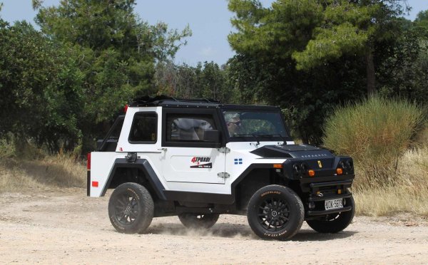 От 1975 г. насам малкият гръцки производител Keraboss тихо си проправя път в автомобилната индустрия, поддържайки сравнително нисък международен профил. Марката произвежда предимно малки офроуд автомобили по лиценз, но от 2022 г. предлага на пазара собствен модел.

След дълъг процес на разработка, се появява Super K, офроуд автомобил, който кара Suzuki Jimny да изглежда като голям SUV с изискания си дизайн. Keraboss е лилипут: дълъг е само 3,38 м , с 27 см по-къс от Suzuki , но може удобно да превозва двама или четирима души. За да се насладите напълно на средиземноморското лято, каросерията му може да бъде свалена като при Jeep Wrangler. 
