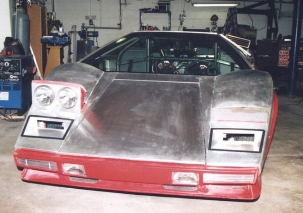 Всеки един елемент на спортното возило е изработен и сглобен ръчно, лично от него