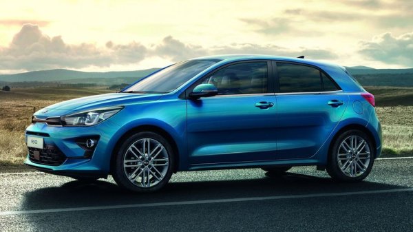 Гамата на корейското супермини започва с 1.2-литров атмосферен бензинов мотор с 84 конски сили и 5-степенна ръчна трансмисия. Стандартното оборудване включва климатик, централно заключване с дистанционно, мултимедия с 4 говорителя и USB порт и Bluetooth, предни електрически стъкла.
За 31 460 лева можете да имате Rio с турбомотор със 100 коня и автоматик. 

Цена през декември 2020: 24 980 лева (разлика -1500)
Цена през декември 2019: 22 980 лева (разлика -3500)
Цена през декември 2018: n/a
