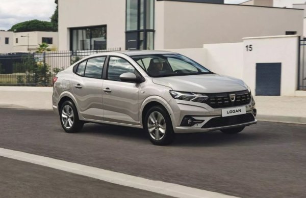 Цена за най-базовото ниво с еднолитров атмосферен мотор, 65 коня мощност и 5-степенна ръчна трансмисия. Дори и така колата е оборудвана с автоматични LED светлини, пълноценна резервна гума, дистанционно централно заключване, круиз контрол и мултифункционален волан. За разлика от Sandero обаче, при Logan базовото ниво включва и климатик. По-адекватната за днешните условия версия с турбо и 90 коня започва от 23 140 лева. 

Цена през декември 2020: 19 690 лева (разлика -1550)
Цена през декември 2019: 14 590 лева (разлика -6650)
Цена през декември 2018: 14 490 лева (разлика -6750)
