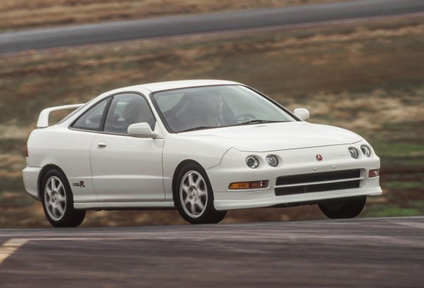 При излизането си през 1997 Acura Integra Type R струваше около 24 000 долара, като беше задвижван от 1.8-литров двигател с мощност 195 к.с., се развърташе въртеше до 8000 об/мин. Журналистите го наричаха един от "най-чистите" автомобили на своето време. Дори по-мощни машини рядко даваха толкова точна обратна връзка.