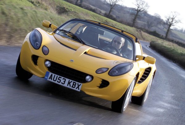 През 2005 британската спортна кола беше продавана за 40 780 в САЩ. С тегло малко над 900 кг и мощност 190 к.с., ускорението до 97 км/ч отнема 5.1 секунди, а страничното натоварване достига 0.99 G.

Изданието MotorTrend нарече Elise &bdquo;автомобил извън категориите за усещане&rsquo;&rsquo;. Предимството му не беше в мощността, а в минималното тегло и перфектния баланс.
