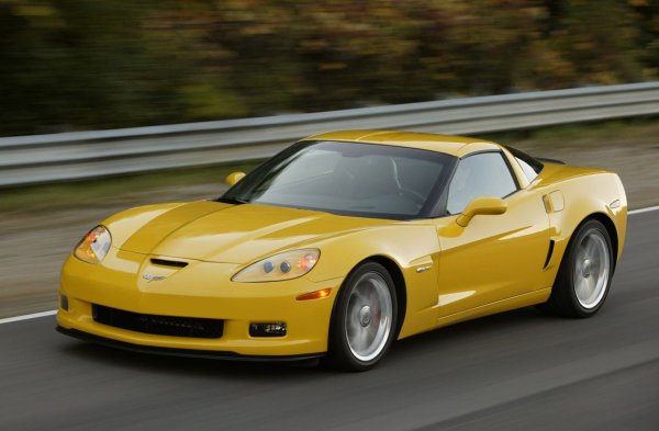 Версията от 2002 на американската легенда струваше около 50 844 долара и развиваше 405 к.с., измъкнати от 5.7-литров V8 LS6. С тегло около 1440 кг, тази кола се конкурираше с Dodge Viper GTS и Porsche 911 Turbo, които струваха значително повече. Американският спортен автомобил предлага сериозна динамика за сравнително разумни пари.
