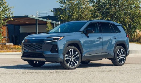 Спрямо 2025: -28% спад
Почитателите на японския кросоувър най-сетне дочакаха ново поколение след осем години (макар то да е построено върху същата TNGA-F платформа, като досегашното). Но докато поръчките и доставките се задвижват, RAV4 отчита спад. През март са регистрирани само 3 нови автомобила. 
