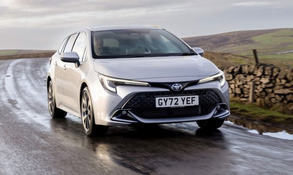 Спрямо 2025: -3% спад
Регистрациите на Corolla се свиват с 14 бройки в сравнение с първото тримесечие на миналата година, но това не е достатъчно да свали японския бюджетен модел от върха. Corolla е един от ветераните на пазара, но компенсира това с ниските цени за базовите версии. 
