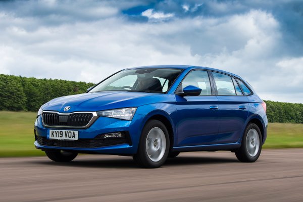 На практика същата окомплектовка като споменатия Kamiq - с най-малкия бензинов турбомотор, 110 коня и 7-степенен DSG, и с оборудване, което включва климатик и мултифункционален волан. 
