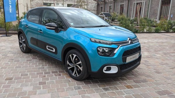 Обновеният това лято С3 се предлага с 6-степенната ЕАТ автоматична кутия, произвеждана от японската Aisin във Франция. Двигателят е 1.2 Puretech, а нивото на оборудване - Shine, което включва заден парктроник, електрически стъкла, автоматични светлини и чистачки, кожен волан и 16-цолови алуминиеви джанти. 
