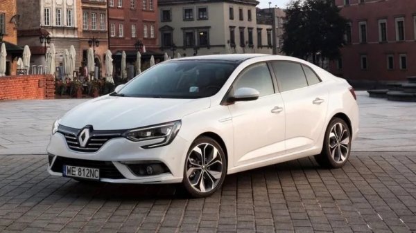 Тук става дума за ограничени бройки от досегашния модел, с 1.33-литровия турбомотор TCe, разработен съвместно с Mercedes, и със 140 коня мощност. Скоростната кутия е EDC7, разработена от Magna (бившия Getrag). Нивото на оборудване е Zen, с кожен волан, климатик и круиз контрол. 
С очакваното идване на фейслифта цената вероятно ще прескочи 40 000 лева, или поне така се случи с хечбек версията. 
