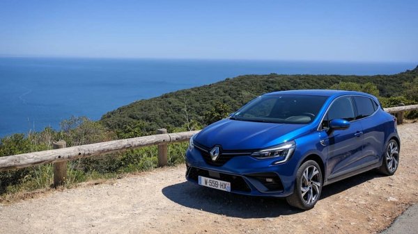 Новата генерация на Clio, с eднолитровия TCe мотор със 100 конски сили, съчетан със CVT трансмисия. Оборудването Zen ви дава кожен волан, 16-цолови алуминиеви джанти, климатроник, парктроник отзад, автоматични светлини и 7-инчова мултимедия с навигация. 
