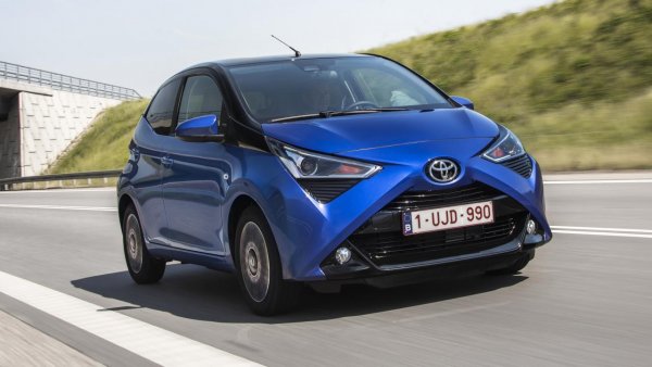 Тази кола е еднолитров атмосферен бензин със 72 коня мощност, и с т. нар. X-Shift - по същество ръчна скоростна кутия, която е "роботизирана" - тоест датчици и актуатори я превключват вместо вас. Оборудването включва камера за задно виждане, кожен волан и интеграция на Apple CarPlay и Android Auto. 
