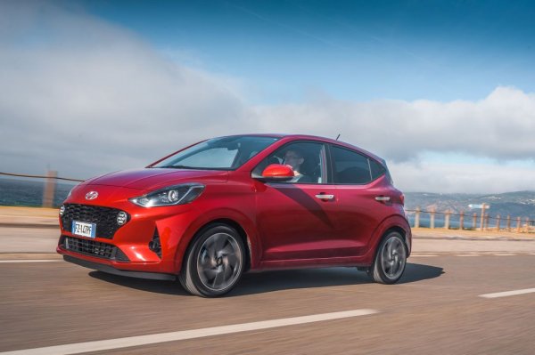 На практика Hyundai позволява за всяка модификация на i10 да доплатите по 2000 лева за 5-степенна автоматична трансмисия, с което цената на базовото ниво Classic стига 23 580 лева. Колата е еднолитров MPI мотор с 67 коня, с климатик и радио с два говорителя и USB. 
