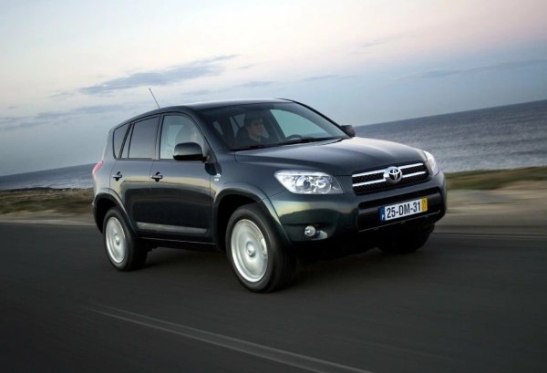 Атмосферен двигател с хидравлични повдигачи, ангренажна верига и доказан дизайн.

Минимални изисквания за поддръжка: редовна смяна на смазочния материал - и се движи като по часовник.

Повечето собственици лесно преминават през 300 000-400 000 км. км, а при правилна грижа - повече от 500 000 км.
