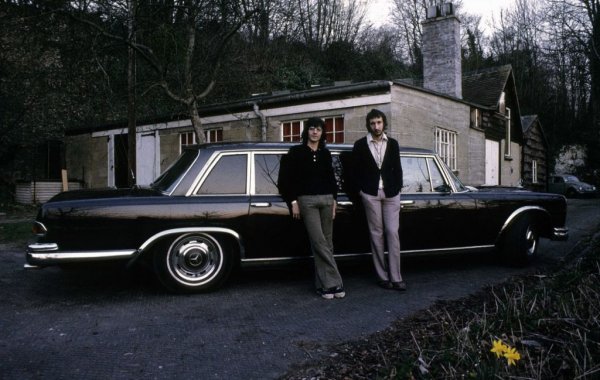 Любимата кола на диктаторите, от Брежнев и Живков до Ким Чен-Ир и Саддам Хюсеин, но също и любимата кола на много велики музиканти. Колосалният 600 Pullman до такава степен обсебил мислите на младия китарист на The Who, че той спестявал пет години, за да си го купи. Разбираемо, защото от свръхтехнологичния за времето си Mercedes са произведени едва 2677 бройки, а от тях само 124 са лимузини с по шест врати като тази на Таунсенд. 
