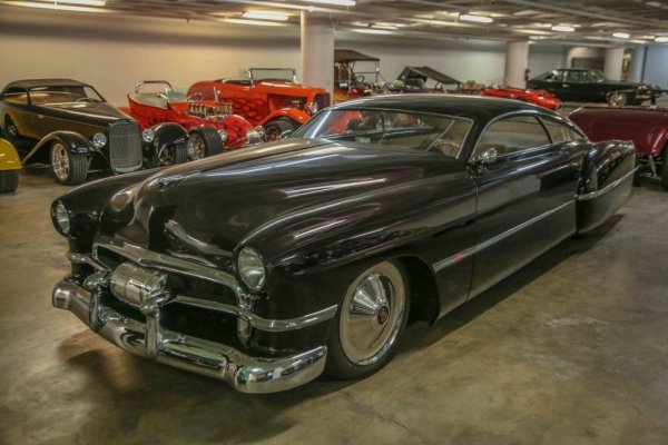 Знаменитият брадат китарист на ZZ Top е отявлен колекционер на американски тунинговани машини. В колекцията му са Chevrolet Impala от 1962 и прочутият Ford Coupe ‘Eliminator’ от 1933. Но най-интересната ккола в нея е CadZZilla - чудовище, построено през 1989 от бога на хот-рода Бойд Кодингтън на базата на Cadillac Series 2 Sedanette от 40-те. Колата е струвала на Гибънс близо милион долара. 
