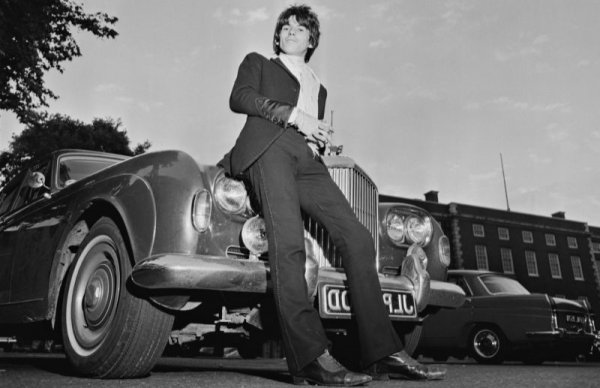 Китаристът на The Rolling Stones притежава това удивително рядко Bentley - едно от едва 68 произведени - и го нарича "Синята Лина", в чест на любимата си певица Лина Хорн. Добавил е доста модификации - затъмнени задни стъкла, грамофон Philips и тайно отделение за "някои не съвсем легални субстанции". 
Тази кола е играла главната роля в много приключения на Stones и освен това е използвана от Кийт за прочутото пътуване до Маракеш с приятелката му Анита Паленберг през 1967. През 2015 Кийт я продаде на Фестивала на скоростта в Гудууд за 763 000 долара. 
