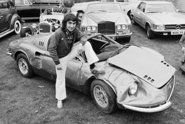 Муун, прочут като най-лудата глава в рока и с навика си да паркира автомобили в басейните на хотелите, не е бил от най-грижовните собственици, това е сигурно. През 1972 той си купил чисто ново Ferrari Dino GTS, но след няколко бири в местната кръчма решил да даде ключовете на група рокери, с които тъкмо се сприятелил. Те се повеселили с колата, после я забили в канавката и избягали. Но Муун не се трогнал твърде много. 
