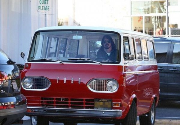 Барабанистът на Nirvana и лидер на Foo Fighters би могъл да си позволи всякакви автомобили, но всъщност колекцията му включва доста скромни машини. Най-готината от тях е този Ford Falcon Van от 1965, с който той дори се снима във филма Sound City. Грол намерил колата изоставена насред пустинята в Аризона, пратил я в тунинг ателието на King T и я превърнал в това, което е в момента. И с което Грол често кара децата си на училище. 
