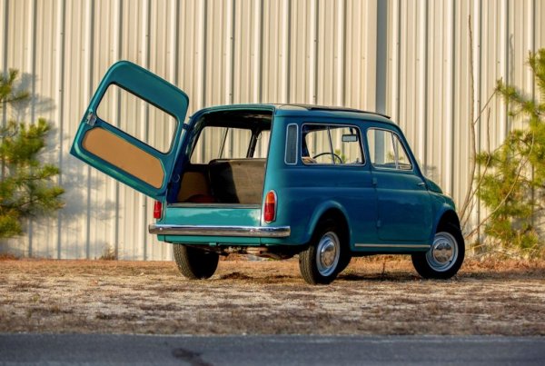 Бившият вокал на The Smiths и заклет веган не е сред най-големите автомобилни фенове, но в един период той бе горд собственик на Giardiniera - малко по-голямата версия на дребосъка 500. 
